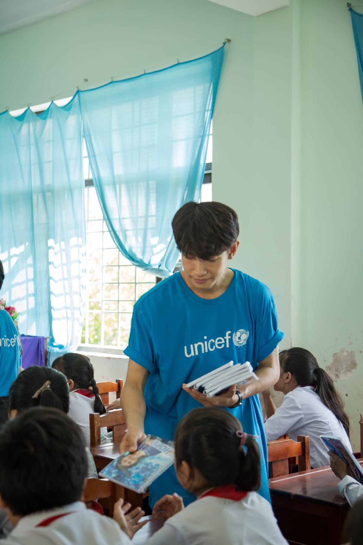 Quang Đăng cùng UNICEF trao quà tại Bến Tre, hào hứng dạy các học sinh 'Vũ điệu rửa tay' Ảnh 2