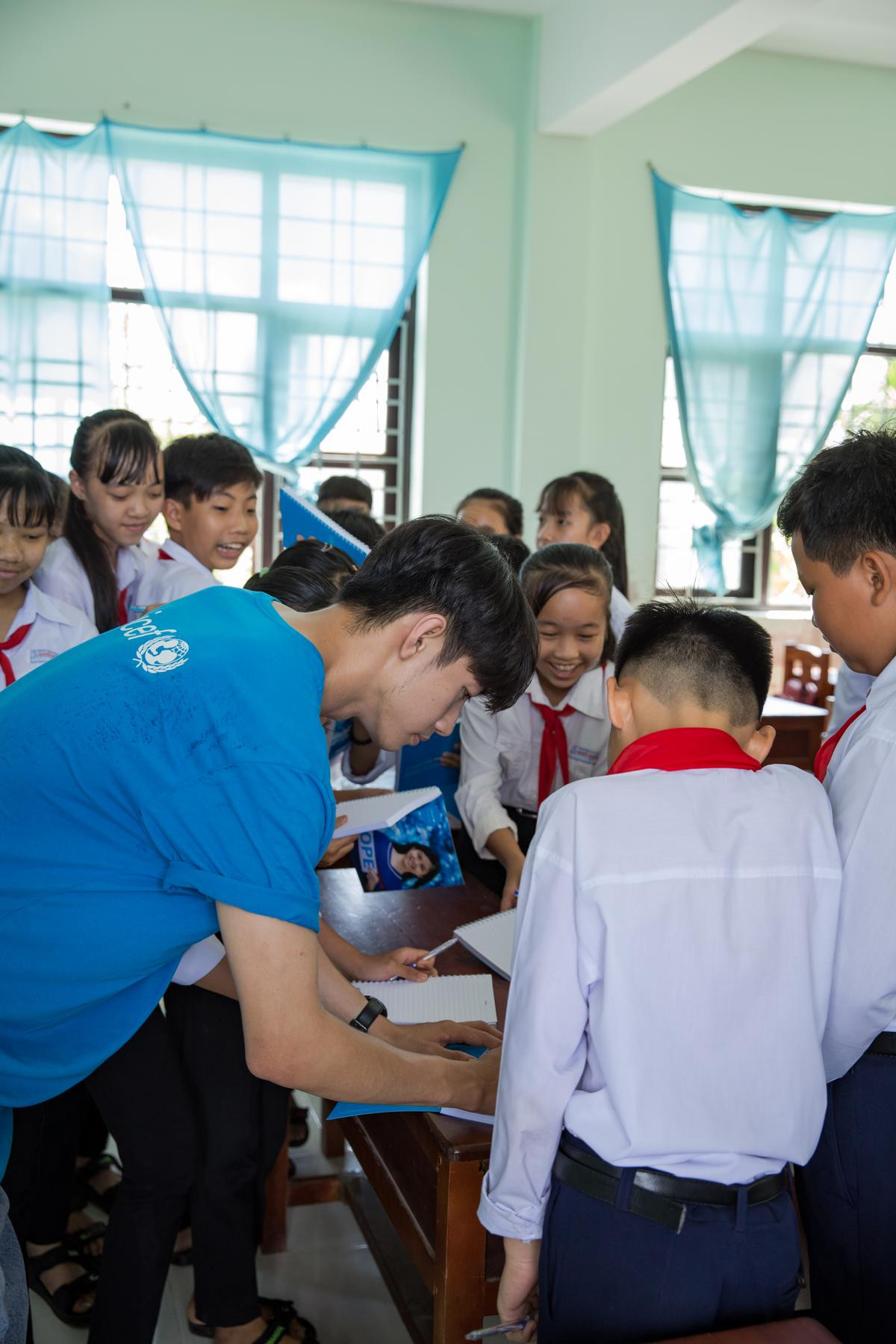 Quang Đăng cùng UNICEF trao quà tại Bến Tre, hào hứng dạy các học sinh 'Vũ điệu rửa tay' Ảnh 3