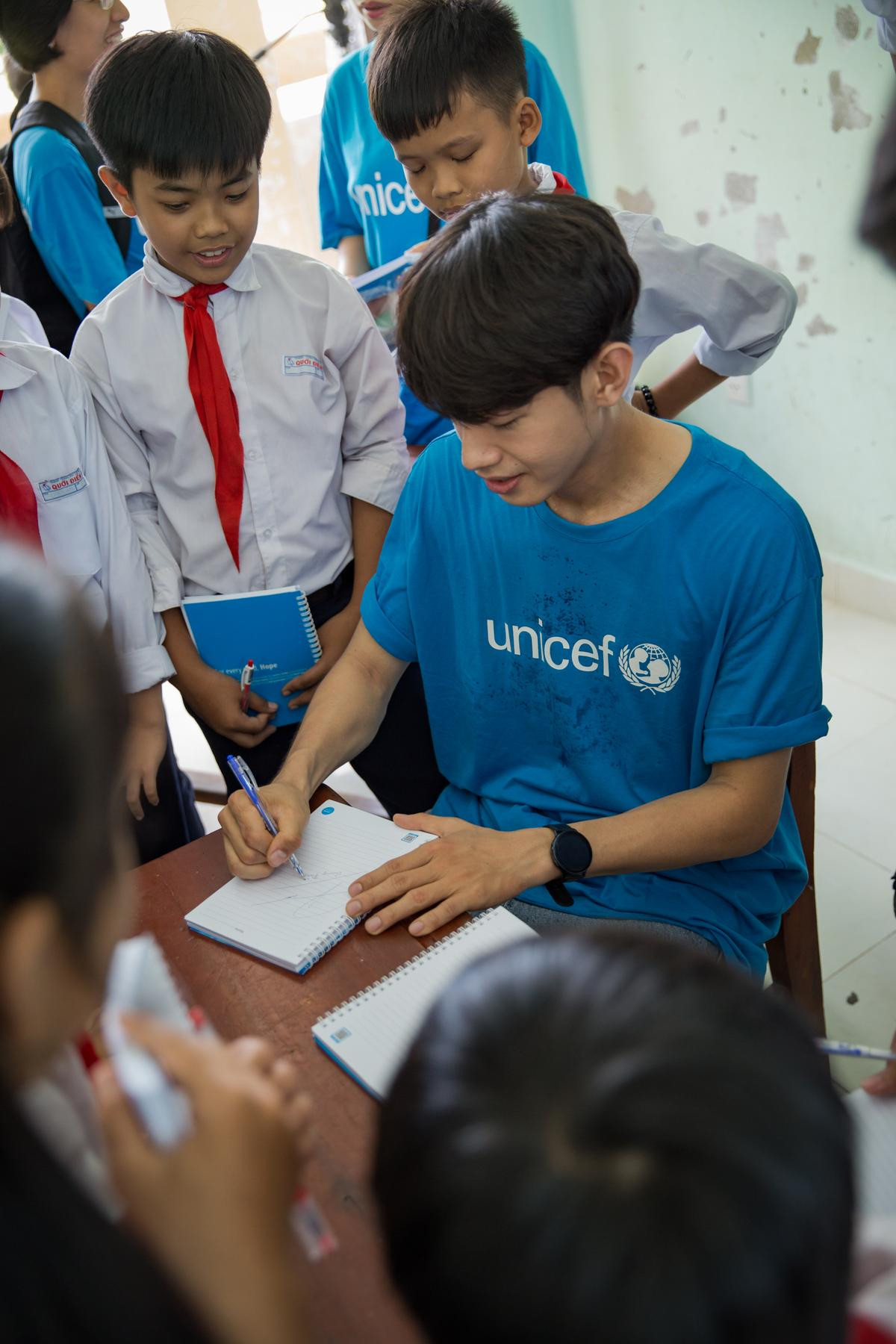 Quang Đăng cùng UNICEF trao quà tại Bến Tre, hào hứng dạy các học sinh 'Vũ điệu rửa tay' Ảnh 4