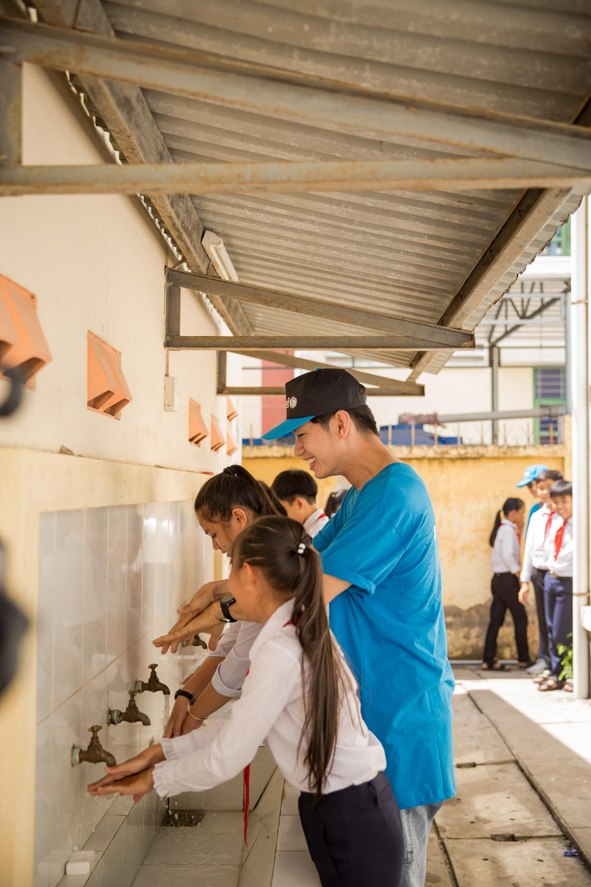 Quang Đăng cùng UNICEF trao quà tại Bến Tre, hào hứng dạy các học sinh 'Vũ điệu rửa tay' Ảnh 5