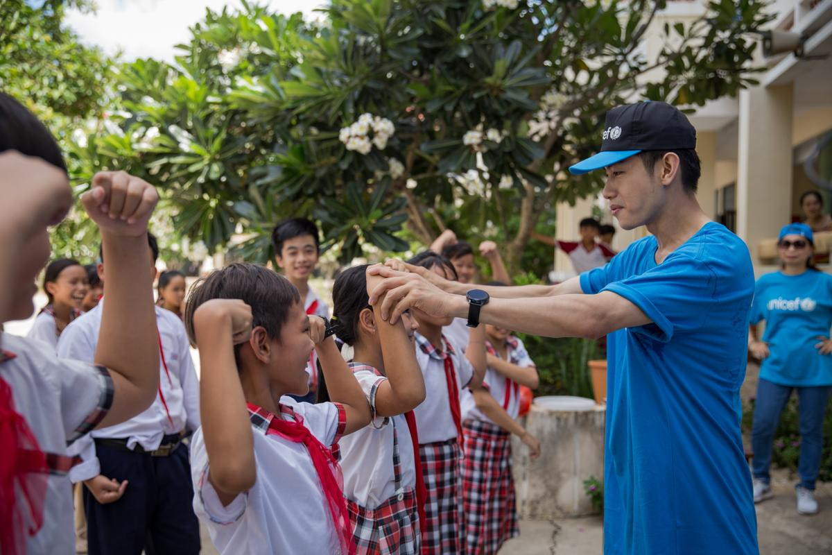 Quang Đăng cùng UNICEF trao quà tại Bến Tre, hào hứng dạy các học sinh 'Vũ điệu rửa tay' Ảnh 6