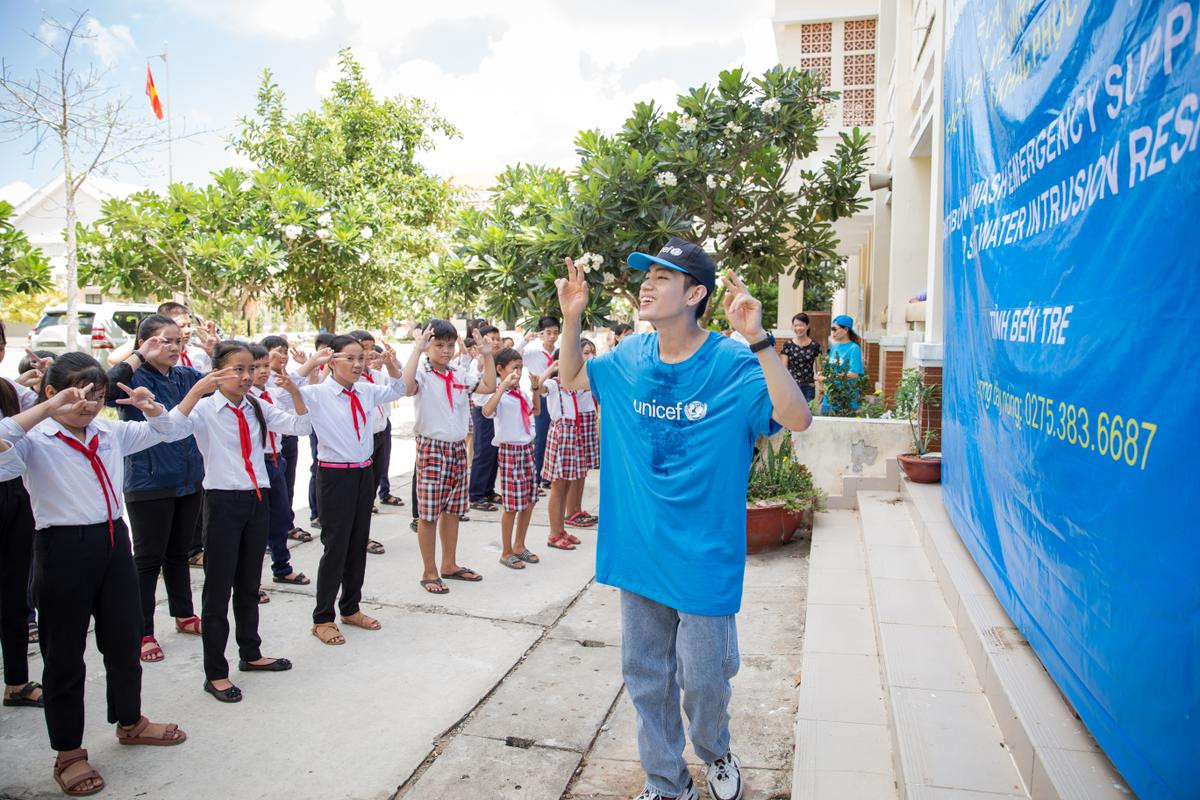 Quang Đăng cùng UNICEF trao quà tại Bến Tre, hào hứng dạy các học sinh 'Vũ điệu rửa tay' Ảnh 7