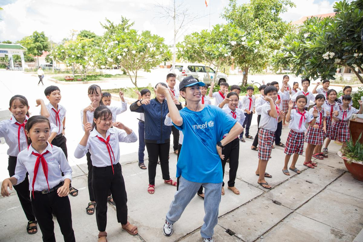 Quang Đăng cùng UNICEF trao quà tại Bến Tre, hào hứng dạy các học sinh 'Vũ điệu rửa tay' Ảnh 8