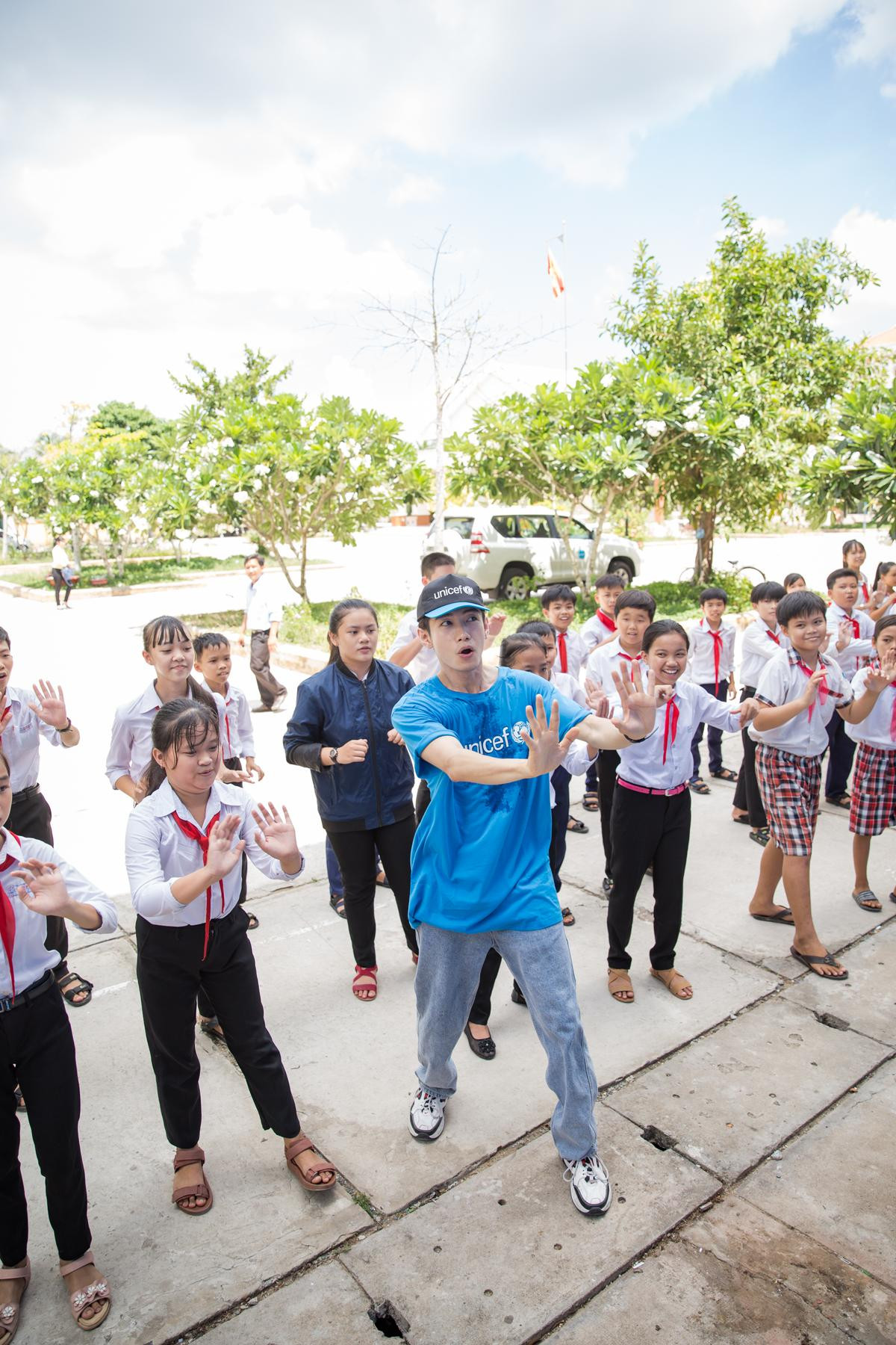 Quang Đăng cùng UNICEF trao quà tại Bến Tre, hào hứng dạy các học sinh 'Vũ điệu rửa tay' Ảnh 9