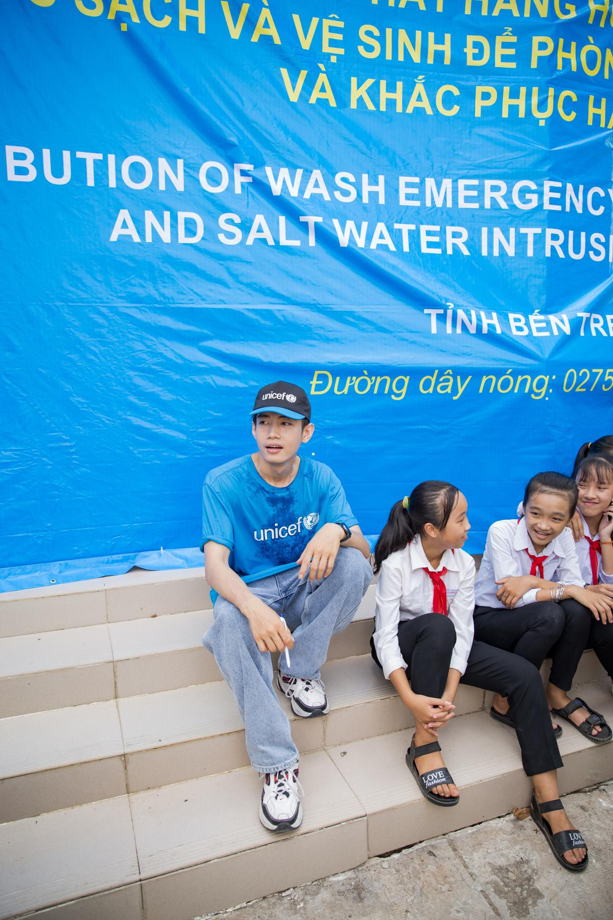 Quang Đăng cùng UNICEF trao quà tại Bến Tre, hào hứng dạy các học sinh 'Vũ điệu rửa tay' Ảnh 10