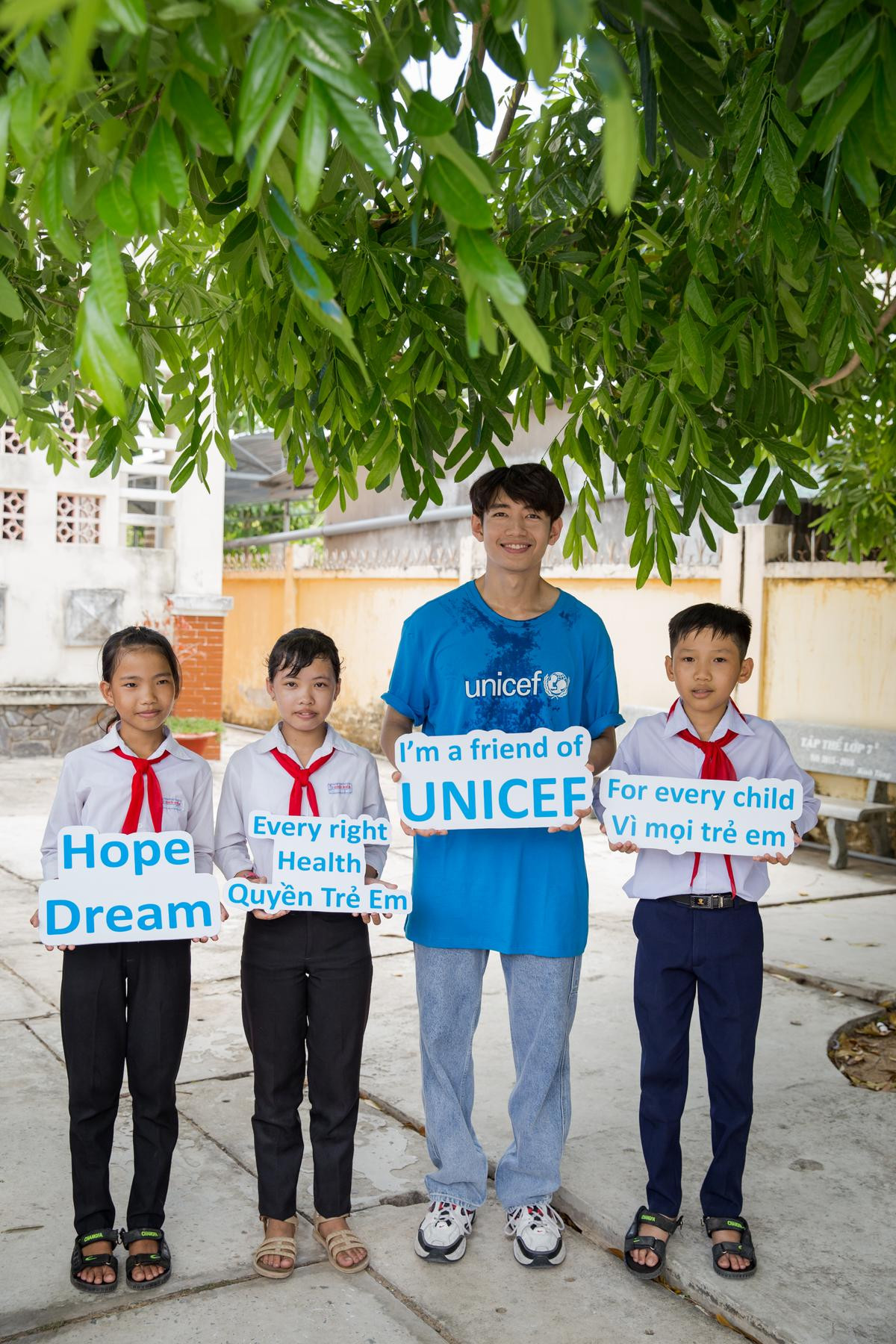 Quang Đăng cùng UNICEF trao quà tại Bến Tre, hào hứng dạy các học sinh 'Vũ điệu rửa tay' Ảnh 12