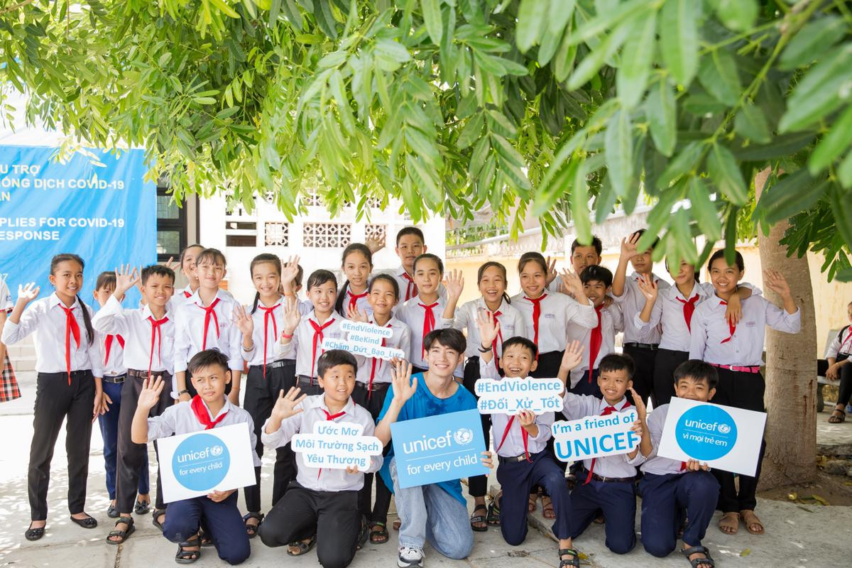 Quang Đăng cùng UNICEF trao quà tại Bến Tre, hào hứng dạy các học sinh 'Vũ điệu rửa tay' Ảnh 13