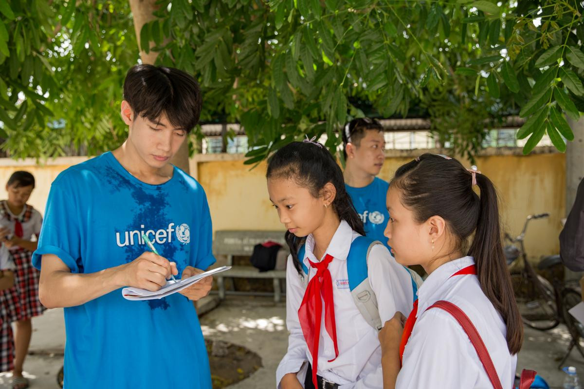 Quang Đăng cùng UNICEF trao quà tại Bến Tre, hào hứng dạy các học sinh 'Vũ điệu rửa tay' Ảnh 14