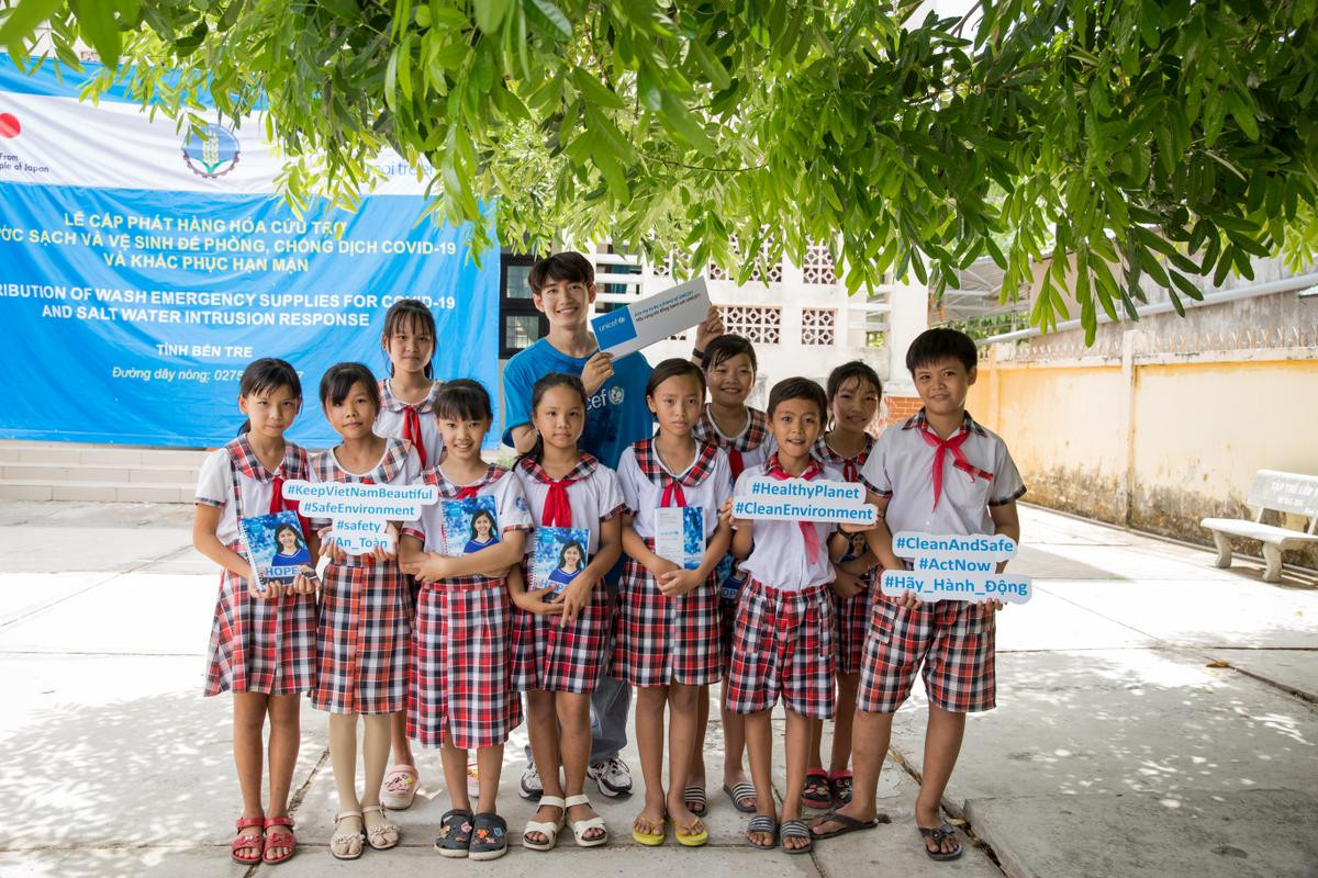 Quang Đăng cùng UNICEF trao quà tại Bến Tre, hào hứng dạy các học sinh 'Vũ điệu rửa tay' Ảnh 15