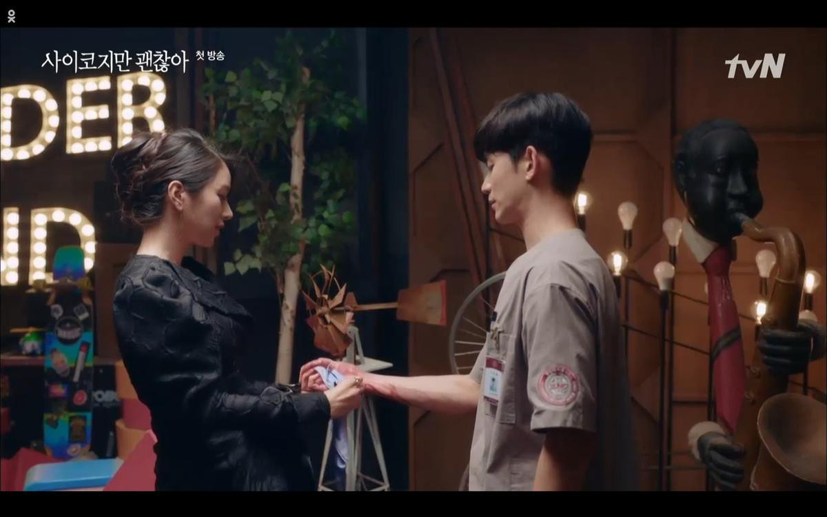 'It’s Okay to Not Be Okay' tập 1: Kim Soo Hyun ăn ngay nhát dao đau đớn trong lần gặp đầu tiên với Seo Ye Ji Ảnh 23