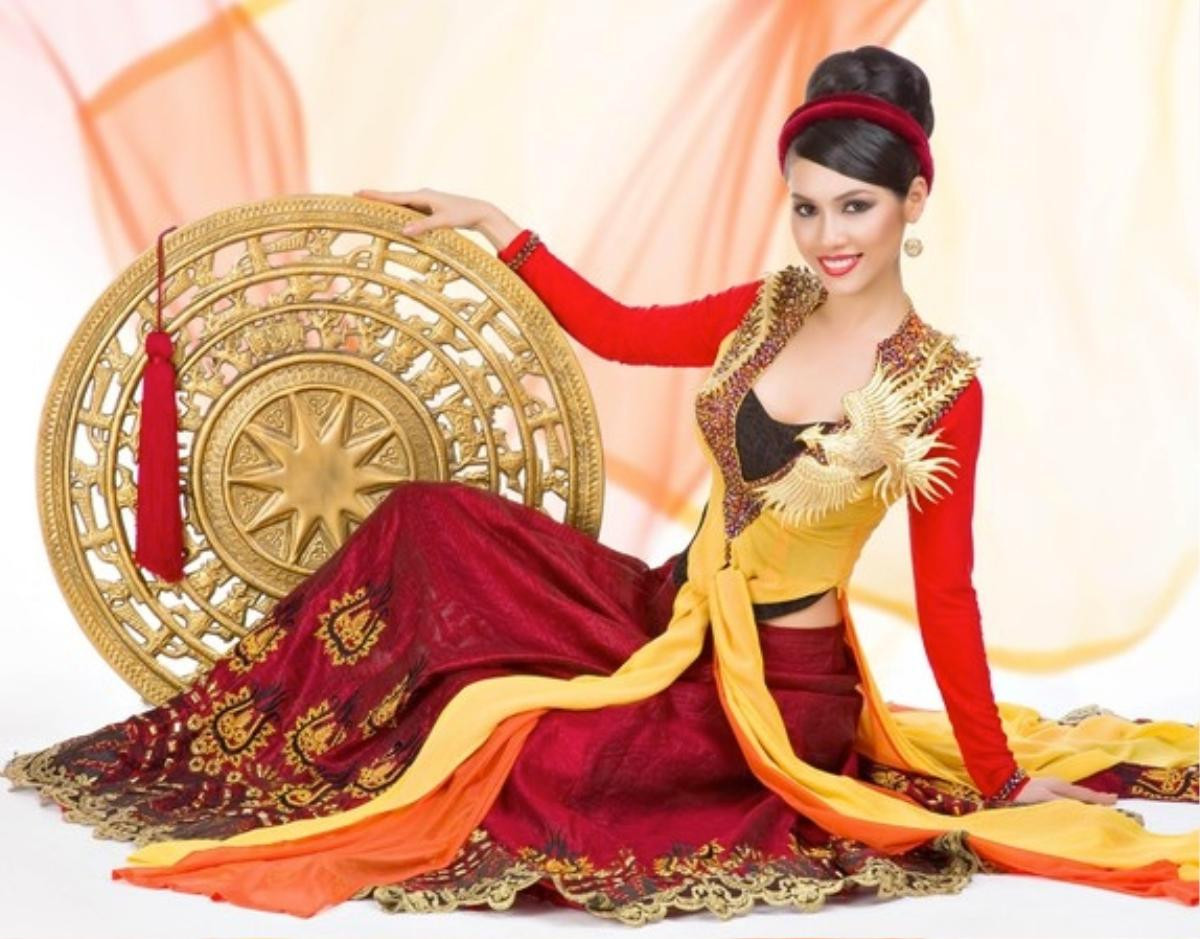 Nguyễn Loan 2 lần in-top với National Costume áo tứ thân, Nam Em tự hào mang áo bà ba ra quốc tế Ảnh 6