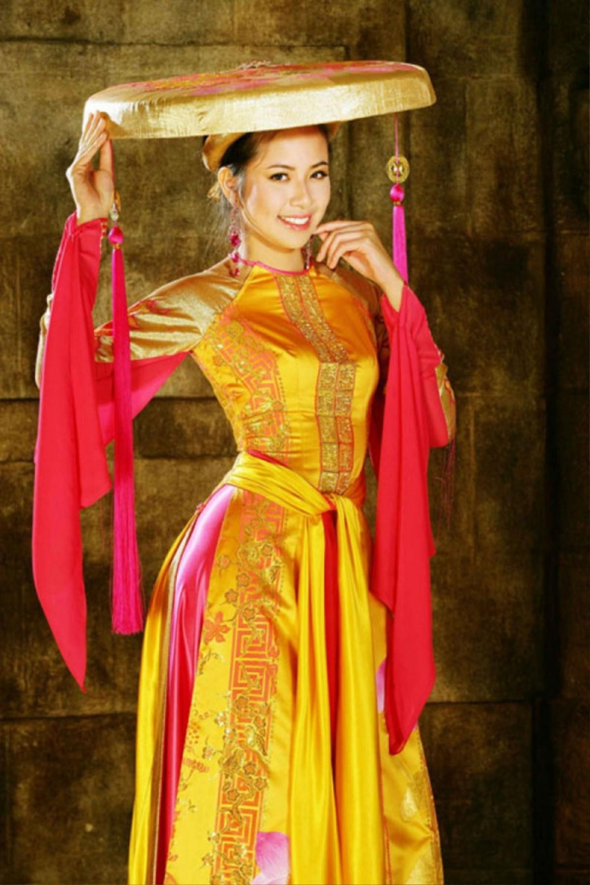 Nguyễn Loan 2 lần in-top với National Costume áo tứ thân, Nam Em tự hào mang áo bà ba ra quốc tế Ảnh 3