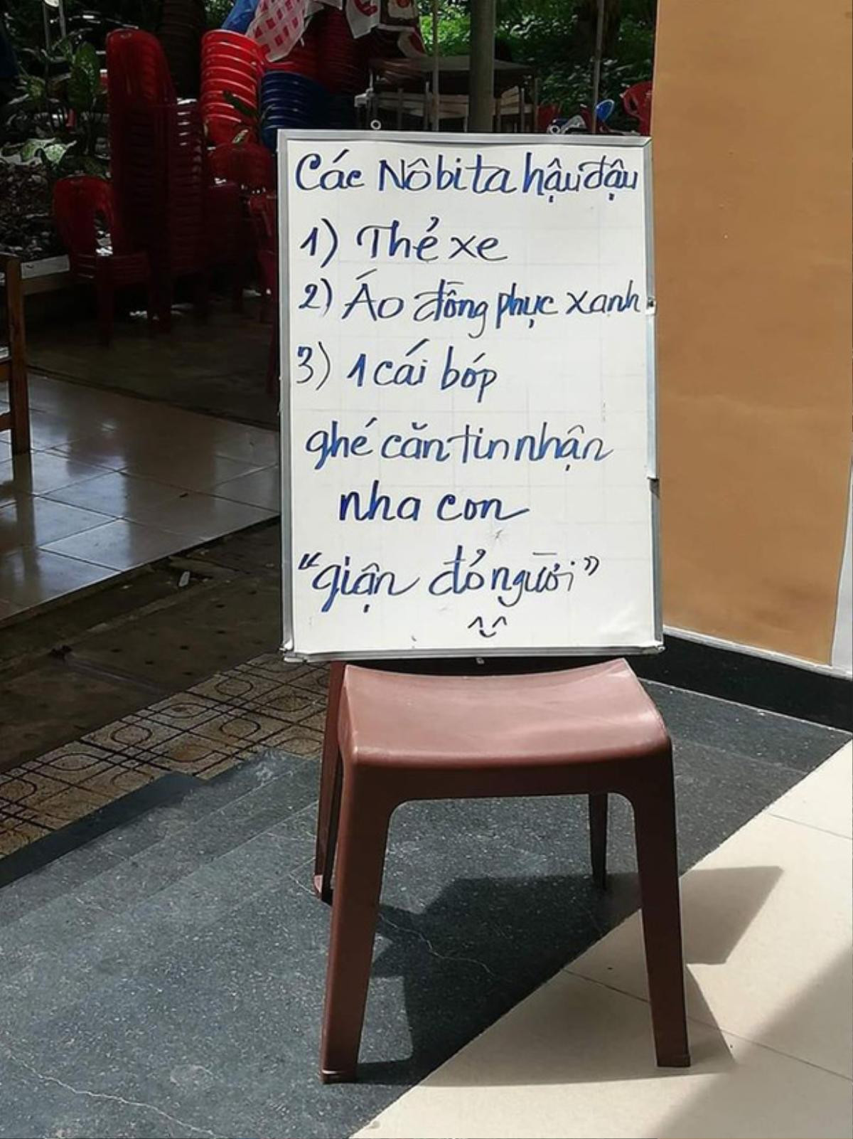 Thấy sinh viên bỏ quên đồ mà không biết danh tính 'khổ chủ', cô phục vụ căn - tin viết bảng thông báo cực dễ thương Ảnh 1