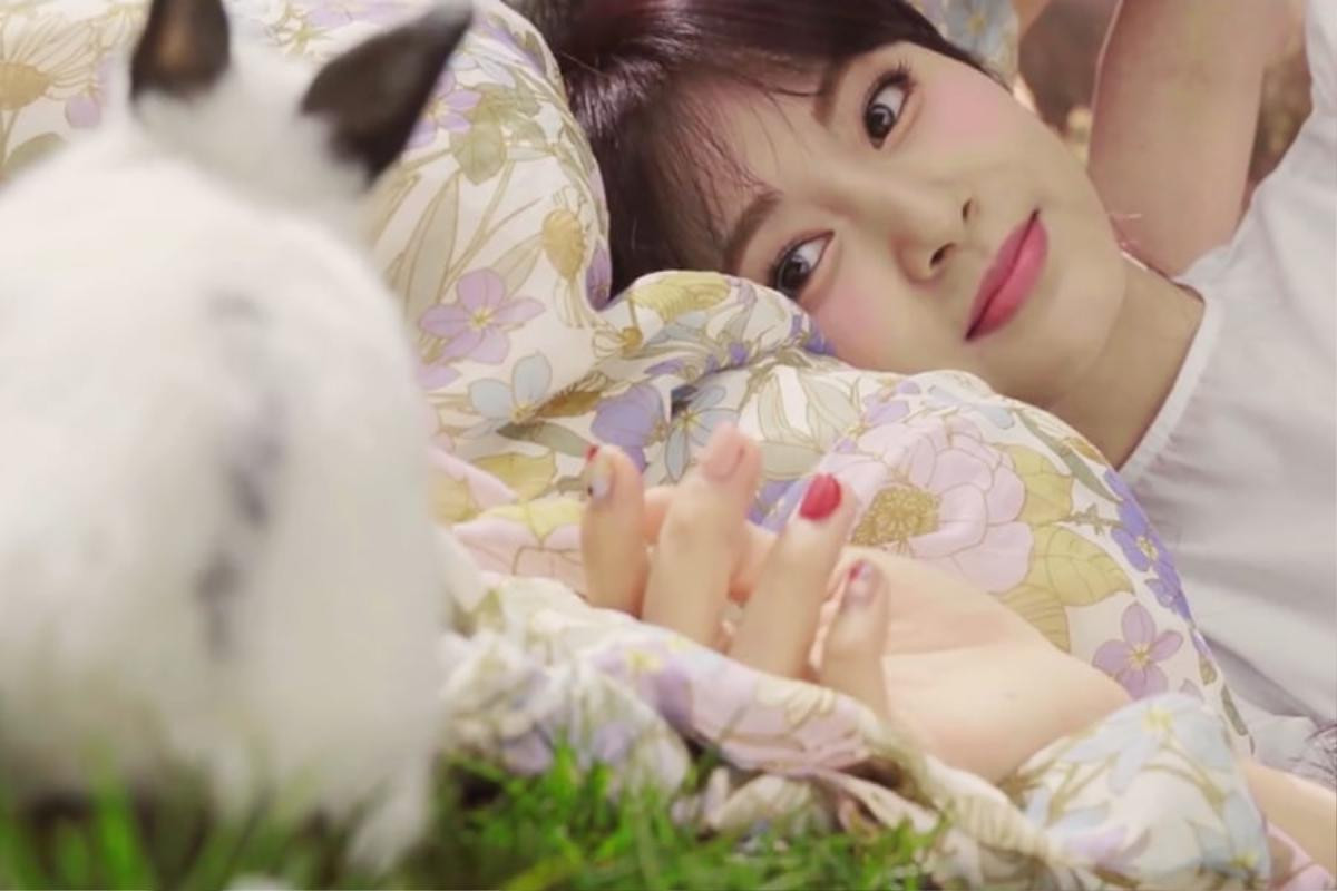 7 lý do chứng minh MV 'More & More' của Twice sinh ra là dành cho mùa hè Ảnh 1