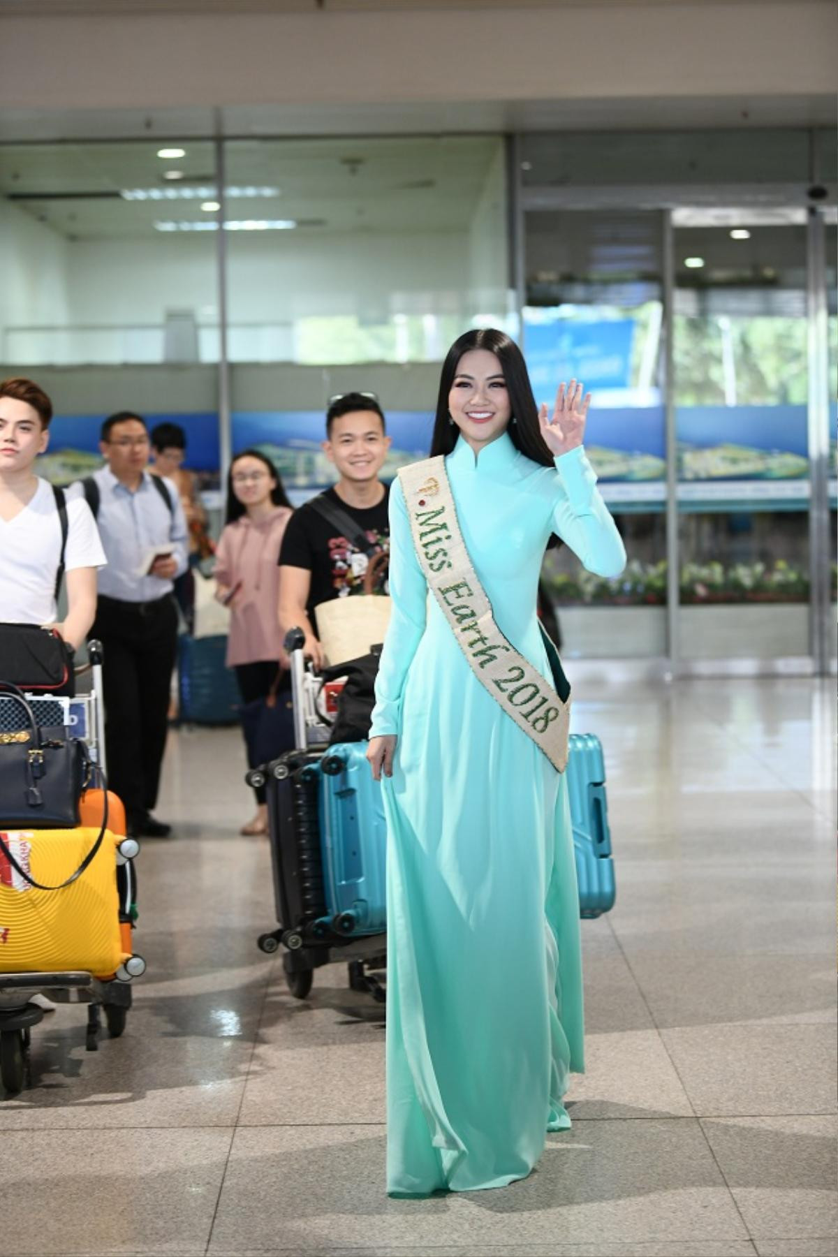 Hương Giang, Hoàng Thùy chọn áo dài ngày trở về, riêng H'Hen Niê khôn khéo đến mức khiến fan vỡ òa Ảnh 5