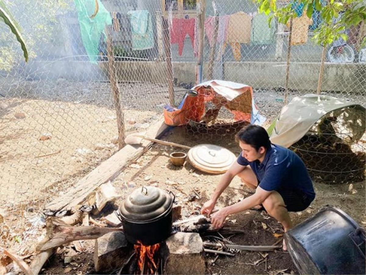 Đảm đang như Phan Mạnh Quỳnh: Về quê bạn gái vào bếp đun nước, làm gà khiến dân tình ngưỡng mộ Ảnh 1