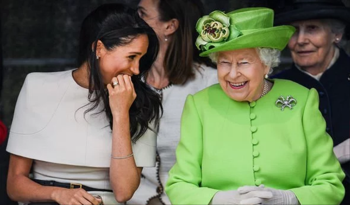 Vì sao Kate và Meghan luôn chọn trang phục kém nổi bật hơn Nữ hoàng? Ảnh 4