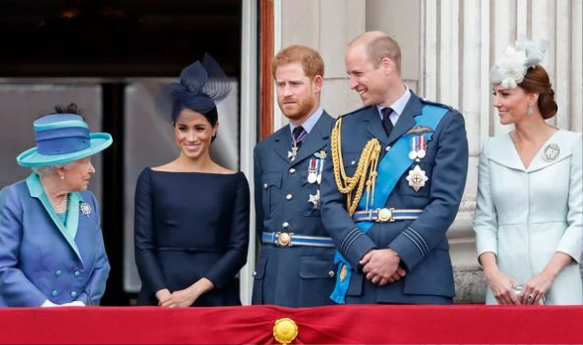 Vì sao Kate và Meghan luôn chọn trang phục kém nổi bật hơn Nữ hoàng? Ảnh 2