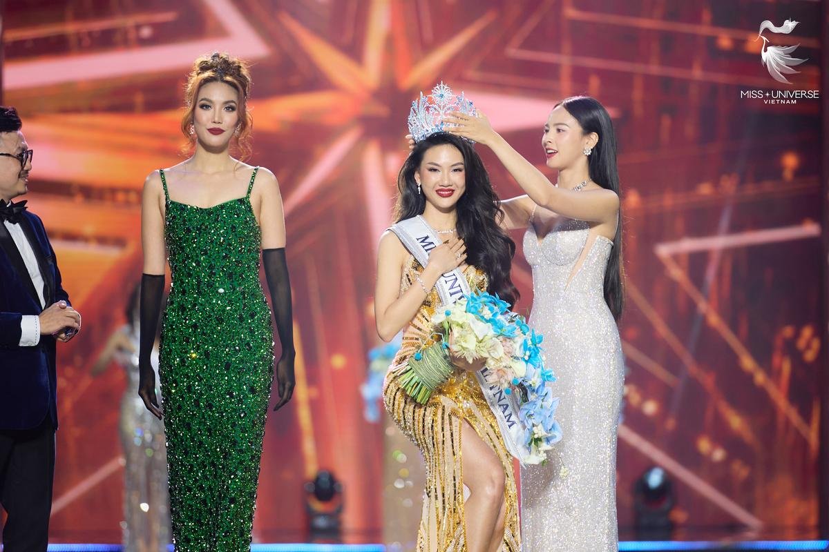 Rộ khoảnh khắc Lan Khuê đơ cứng, 'xịt keo' khi công bố tân Miss Universe Vietnam Ảnh 4