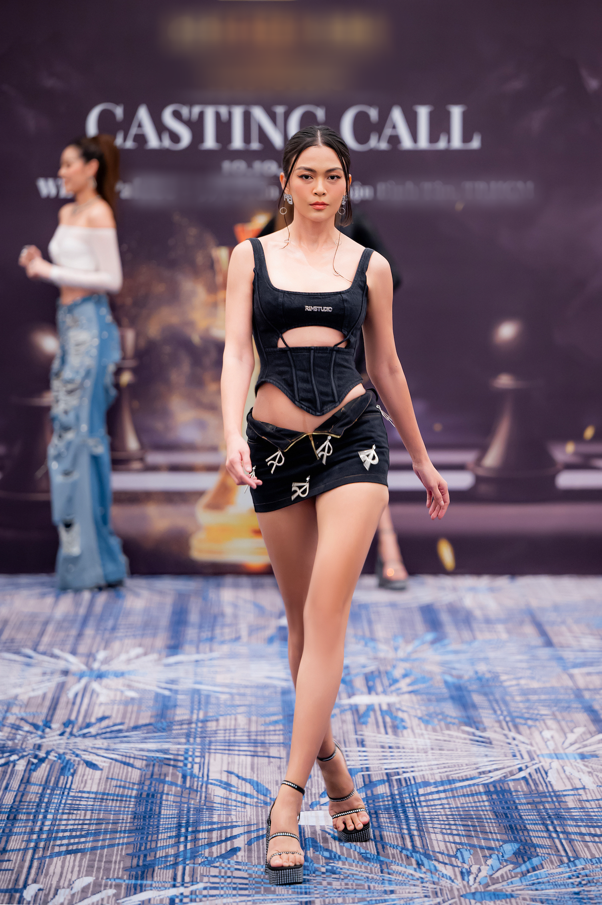 Dàn hậu 'hoàn vũ' đọ style nóng bỏng khi làm giám khảo catwalk Ảnh 4