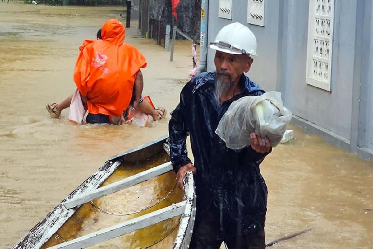 Mưa lũ miền Trung: Một nam sinh lớp 8 bị nước cuốn trôi Ảnh 2