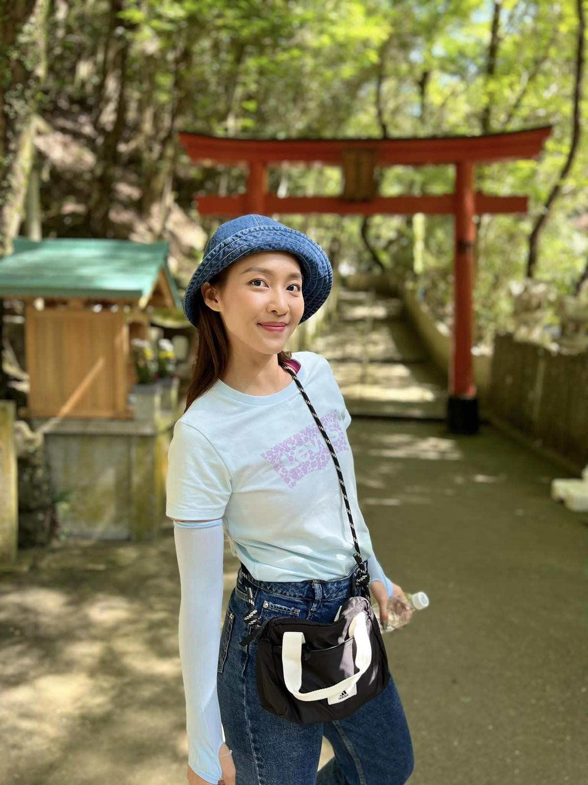 Có thể là hình ảnh về 1 người và Fushimi Inari Taisha