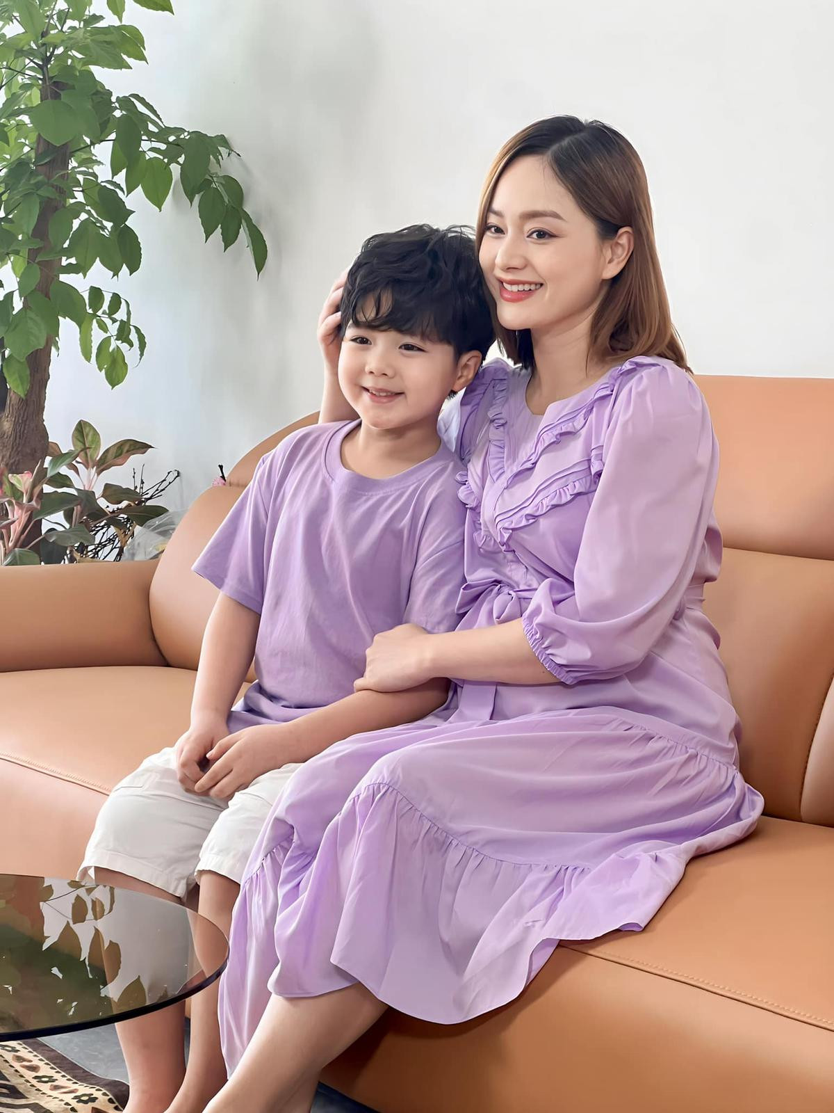 Mẹ bầu Lan Phương gây sốt khi hội ngộ con trai màn ảnh Ảnh 2