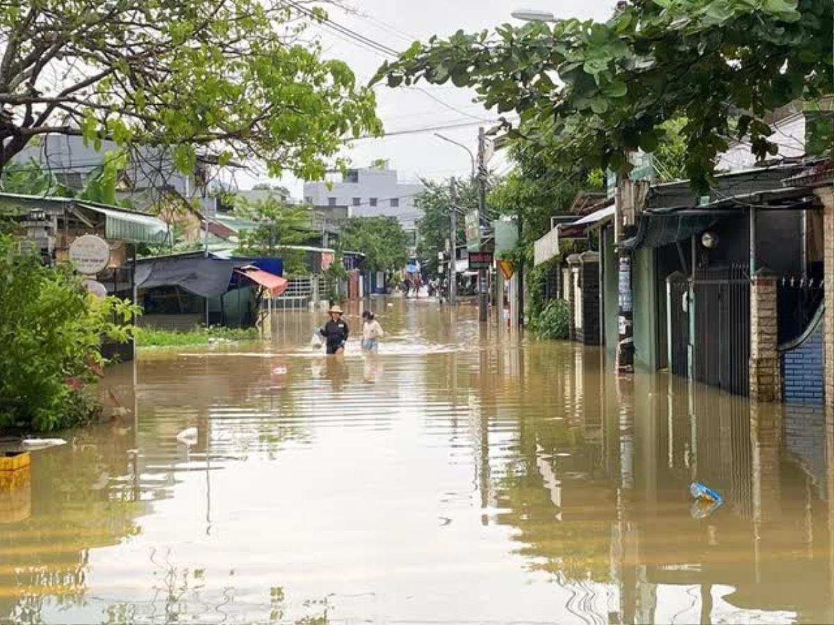 Mưa lũ diễn biến phức tạp, các tỉnh miền Trung khẩn trương ứng phó Ảnh 1