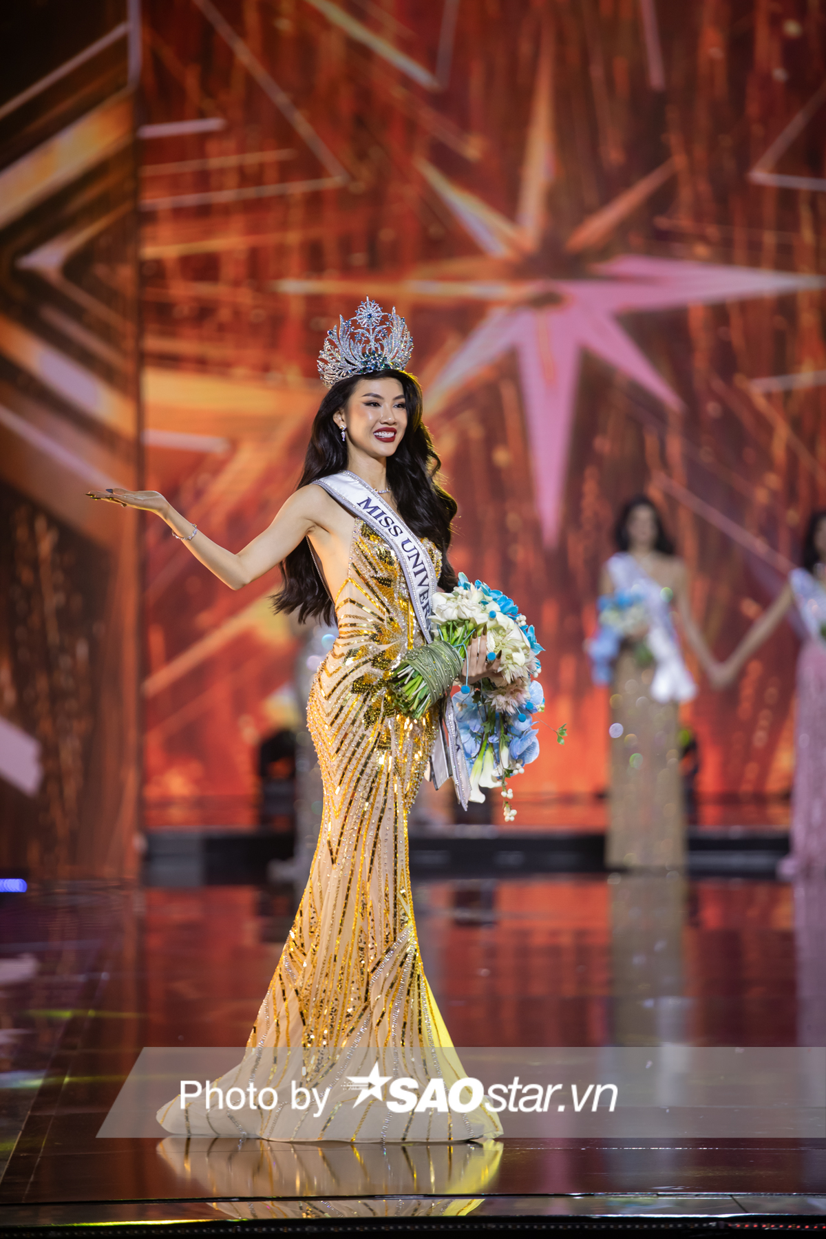 Hậu đăng quang Miss Universe VN, Bùi Quỳnh Hoa 'hot' ra sao nhờ drama? Ảnh 3