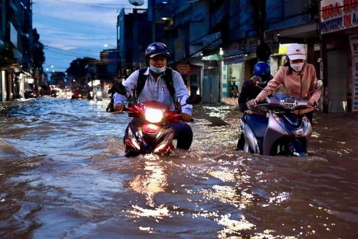 Nam Bộ chật vật vì triều cường, mưa dông, Biển Đông sắp đón bão Ảnh 2