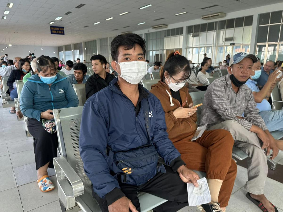 Người dân nhộn nhịp ra vào Ga Sài Gòn ngày đầu mở bán vé Tết Nguyên đán 2024 Ảnh 2