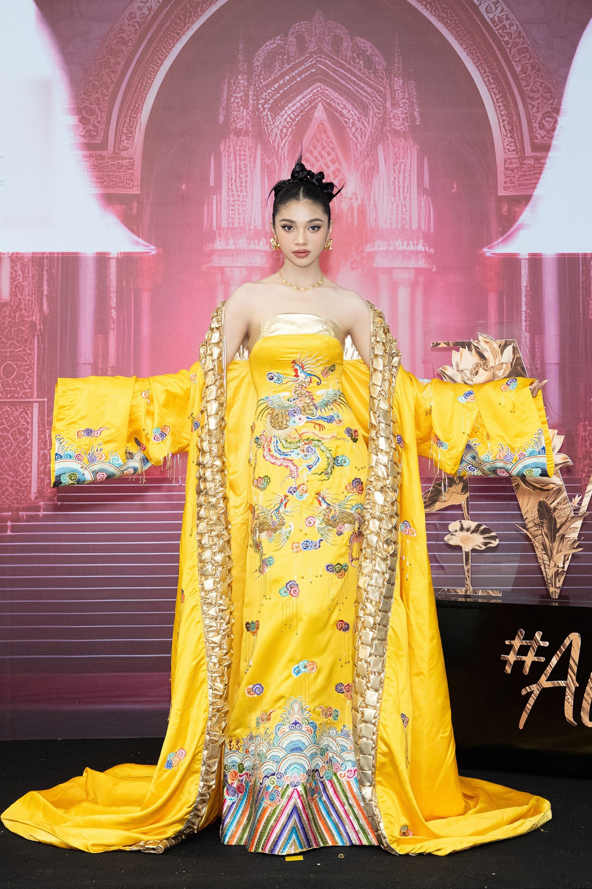 Minh Kiên diện đồ như 'hoàng hậu' đến dự National Costume của Miss Grand 2023 Ảnh 1