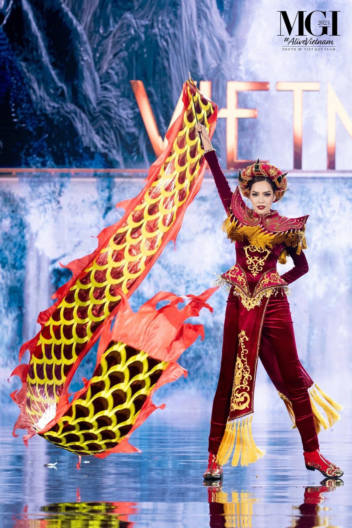 Gặp khó khăn trước thềm diễn National Costume, Hoàng Phương thể hiện ra sao? Ảnh 2