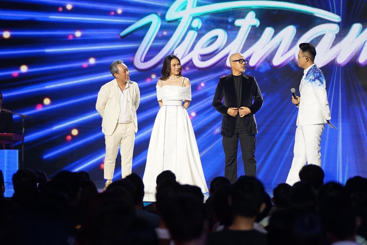 Trực tiếp chung kết Vietnam Idol 2023: BGK xuất hiện, trình diễn tiết mục mở màn Ảnh 1