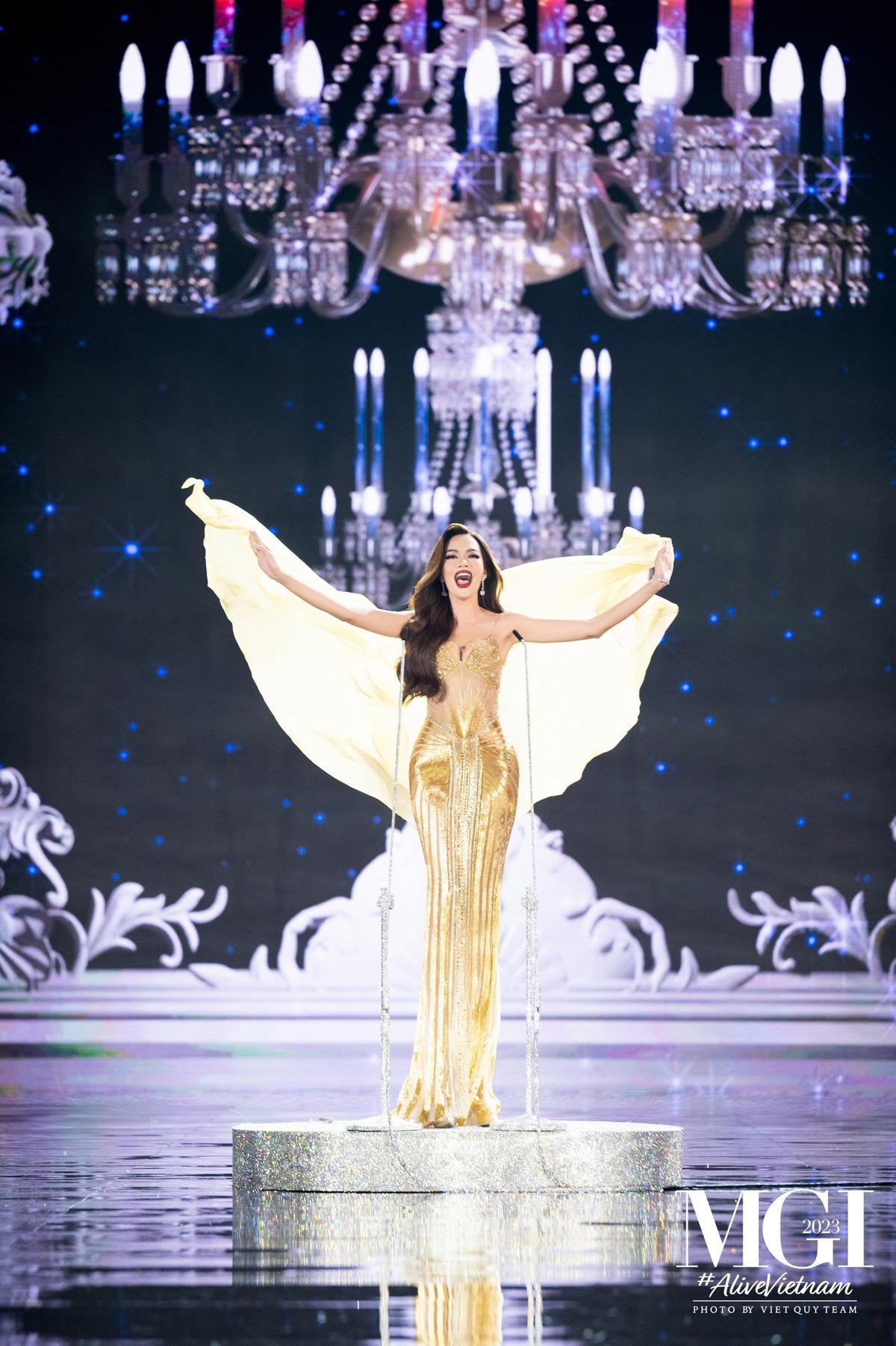 Evening Gown bán kết MGI: Đại diện Thái Lan gặp sự cố, Hoàng Phương kết màn mãn nhãn Ảnh 10