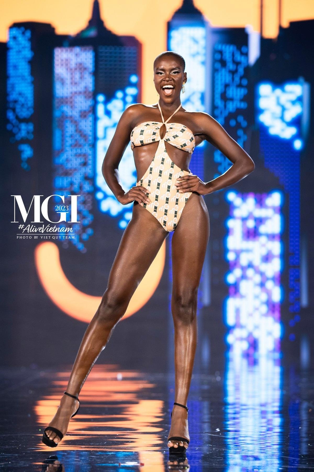 Swimsuit bán kết Miss Grand: Đại diện Thái - Việt thi nhau khoe trực diện vòng 3 Ảnh 4