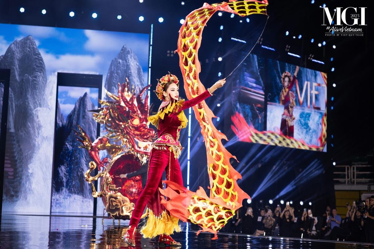 'Vũ khúc Thiên Long' của Lê Hoàng Phương lọt Top 10 bình chọn National Costume. Ảnh 5