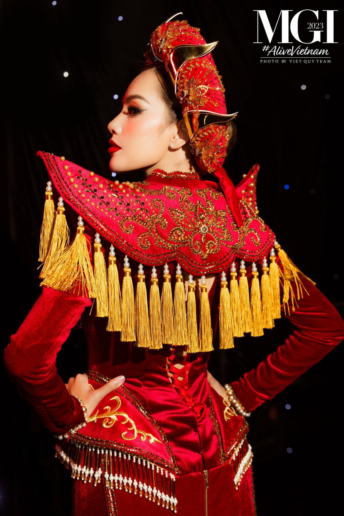 'Vũ khúc Thiên Long' của Lê Hoàng Phương lọt Top 10 bình chọn National Costume. Ảnh 2