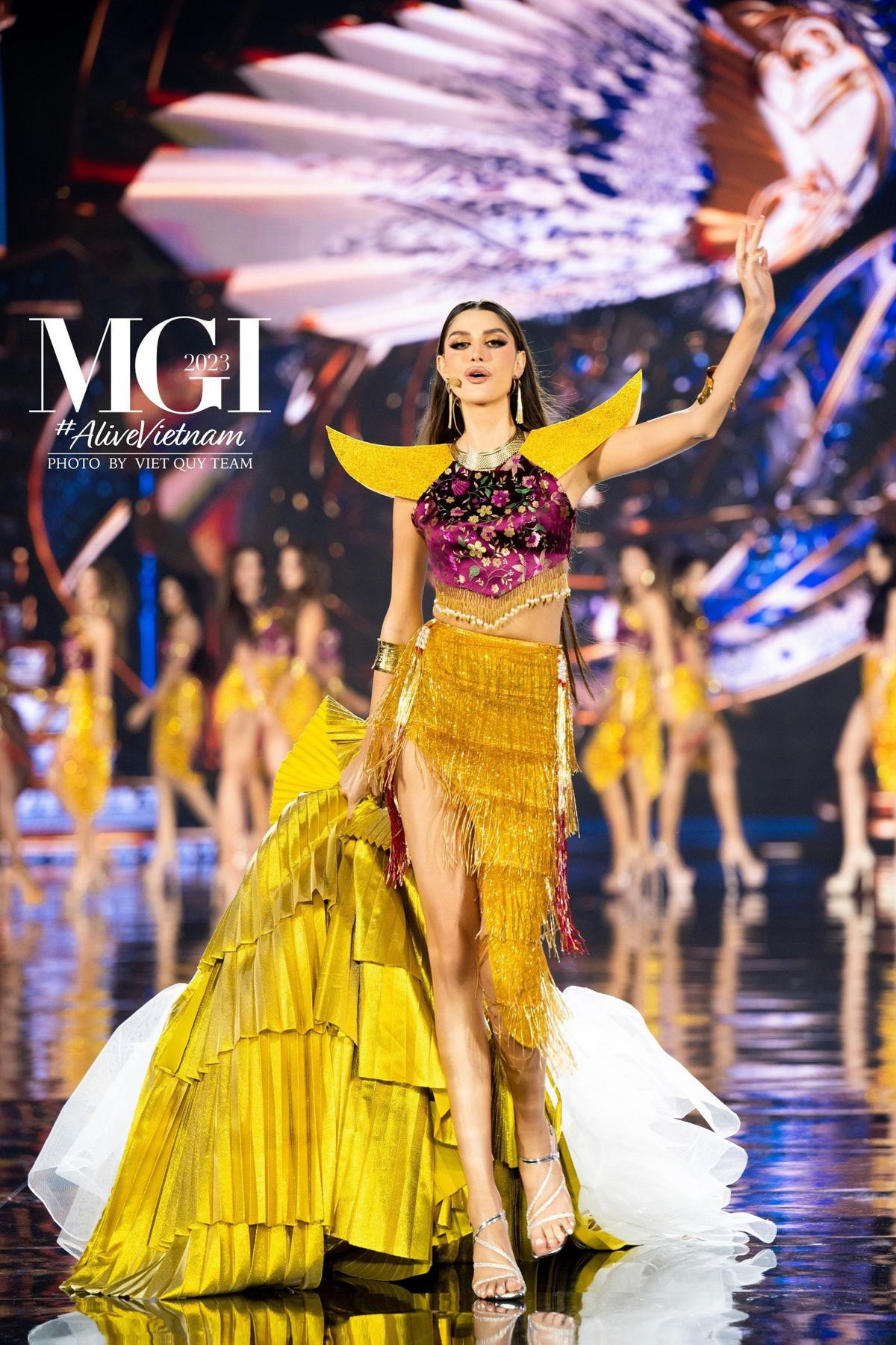 Sân khấu chung kết Miss Grand International sáng đèn, dàn thí sinh trình làng 'đặc sản' hô tên Ảnh 3