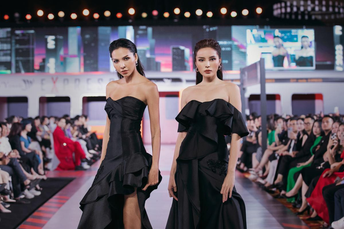 Kỳ Duyên Minh Triệu catwalk đôi ma mị trên sàn diễn: 'Chúng mình mãi mãi có nhau' Ảnh 2