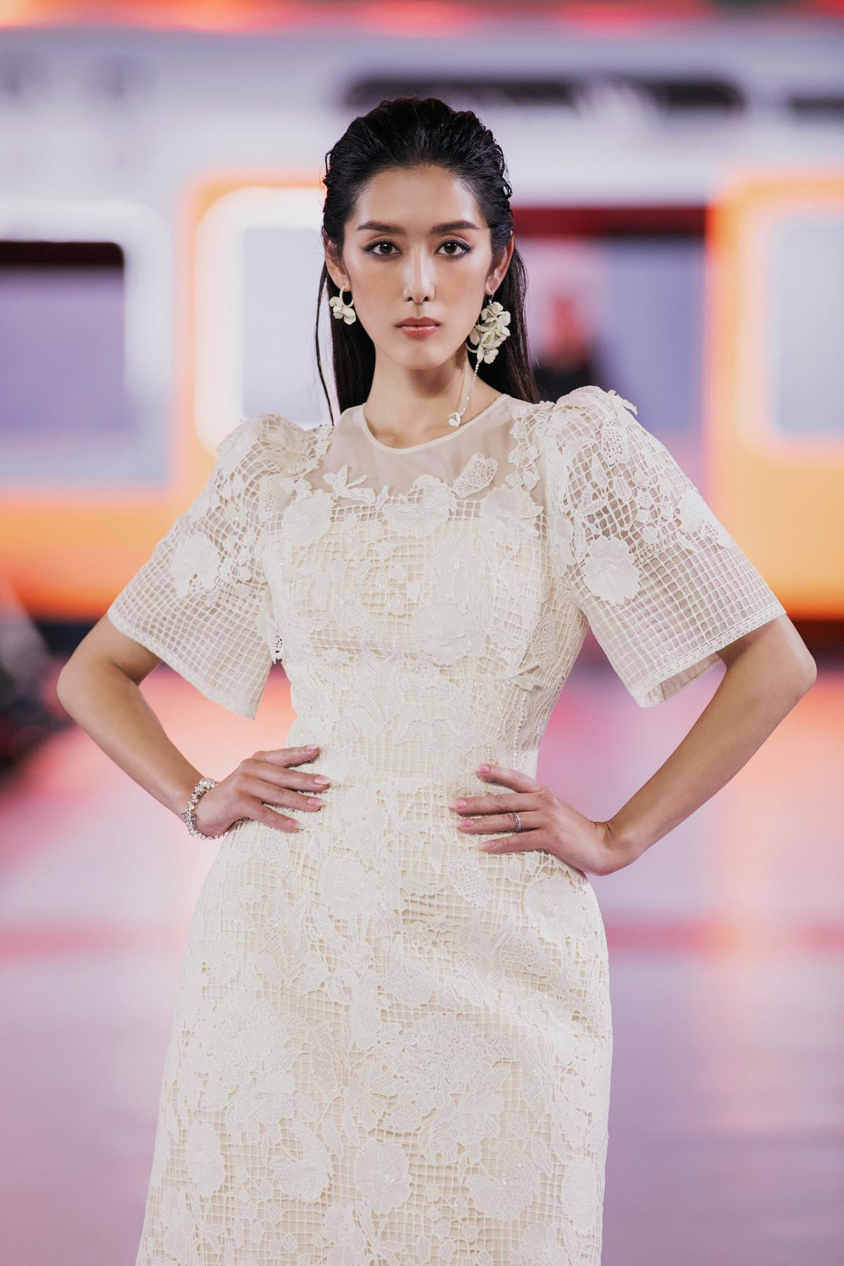 Kỳ Duyên Minh Triệu catwalk đôi ma mị trên sàn diễn: 'Chúng mình mãi mãi có nhau' Ảnh 7