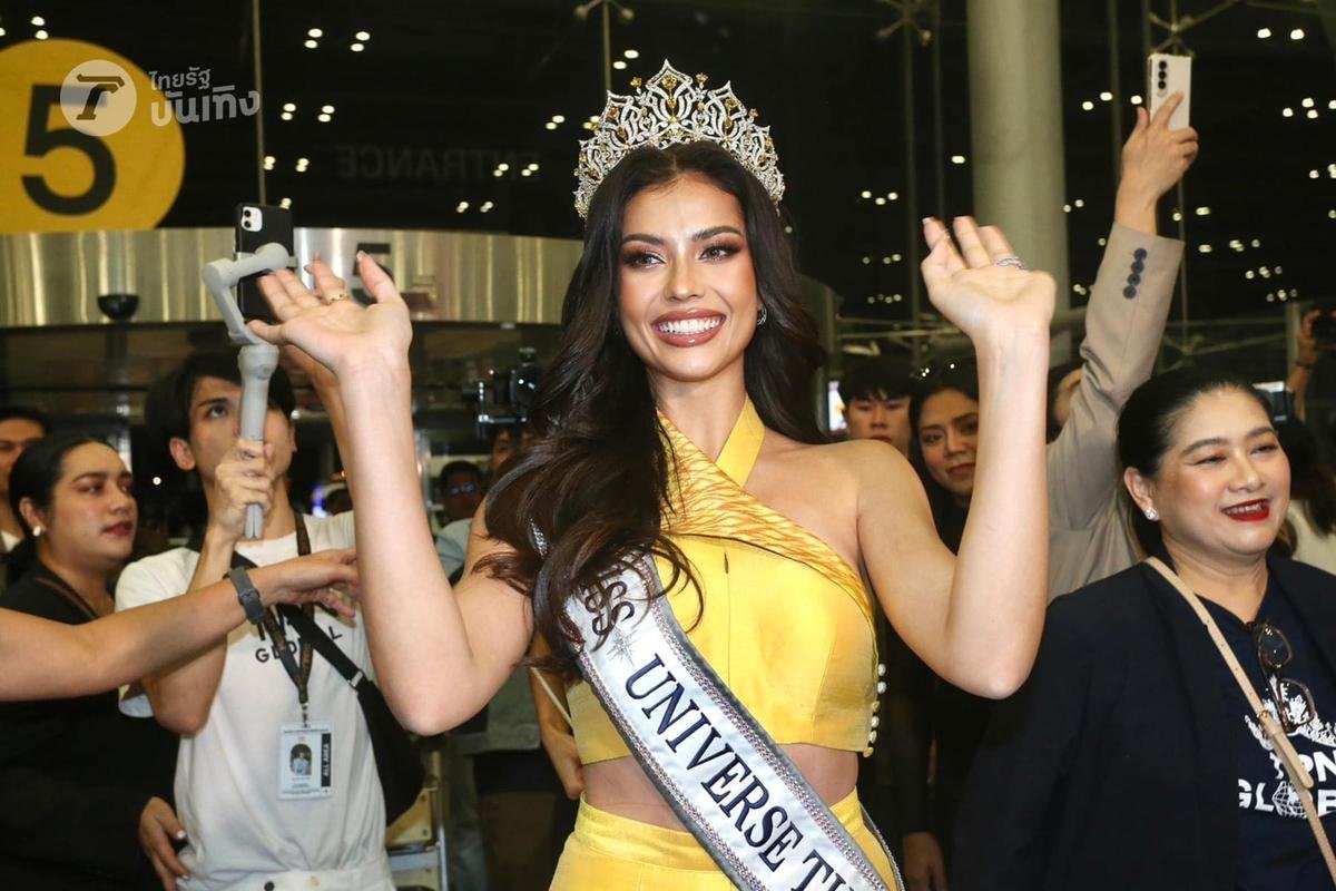 Đại diện Thái Lan lên đường thi Miss Universe, sân bay 'vỡ trận' bởi người hâm mộ Ảnh 1