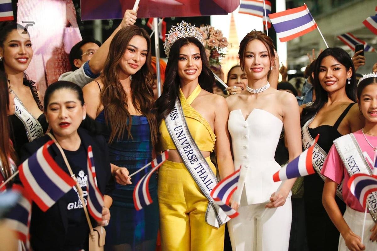 Đại diện Thái Lan lên đường thi Miss Universe, sân bay 'vỡ trận' bởi người hâm mộ Ảnh 2