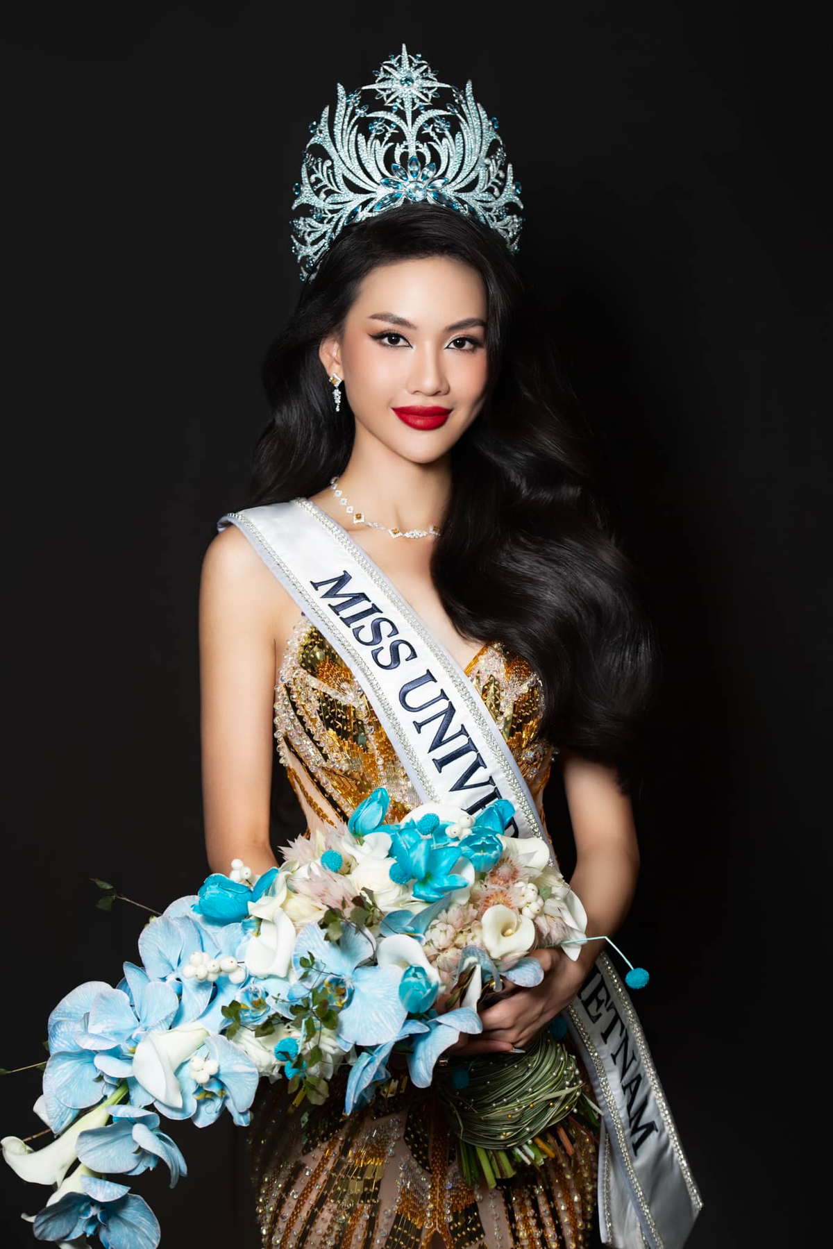 Trước thềm thi Miss Universe, Hoa hậu Bùi Quỳnh Hoa bị chê hời hợt khi từ thiện Ảnh 4