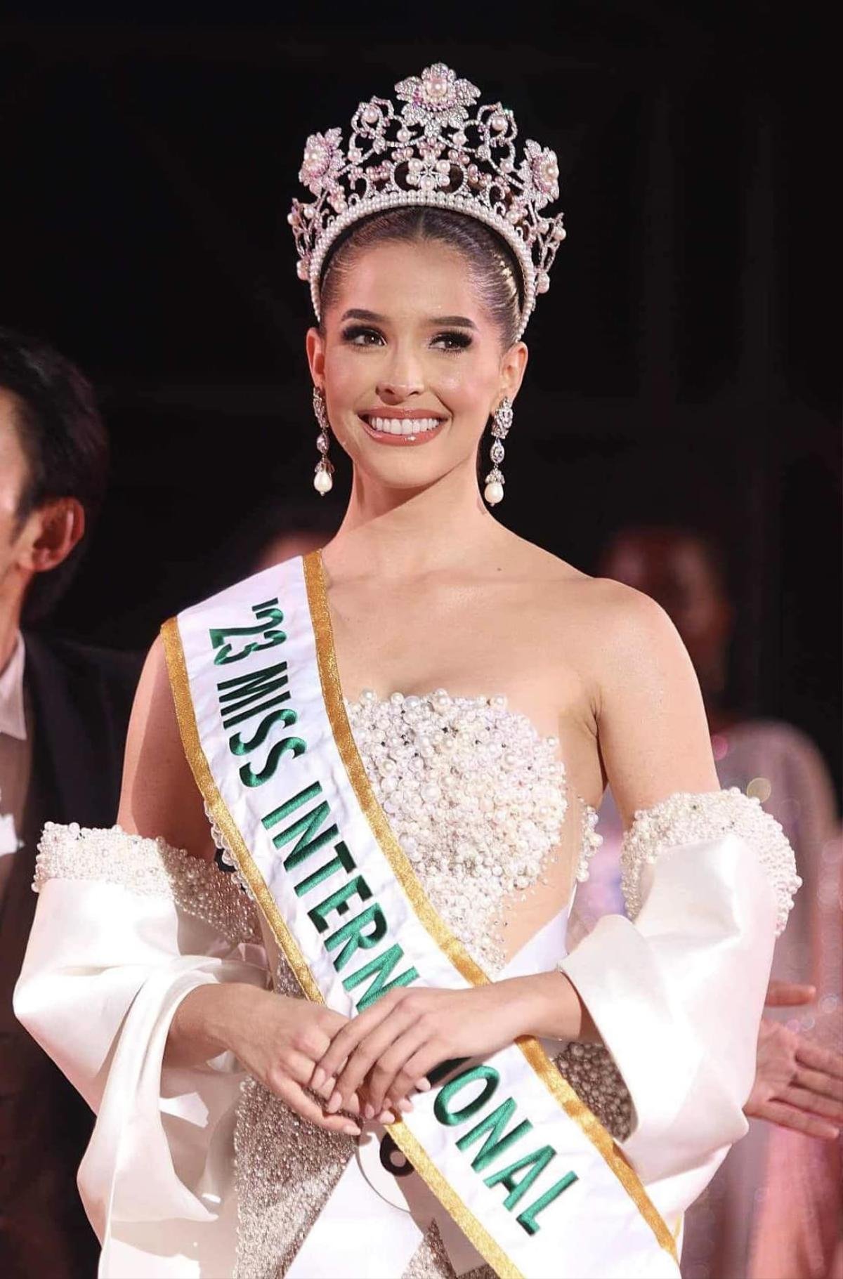 Ai bảo Miss International thanh lịch, kín đáo, nhìn tân Hoa hậu biết ngay quyến rũ cỡ nào! Ảnh 1