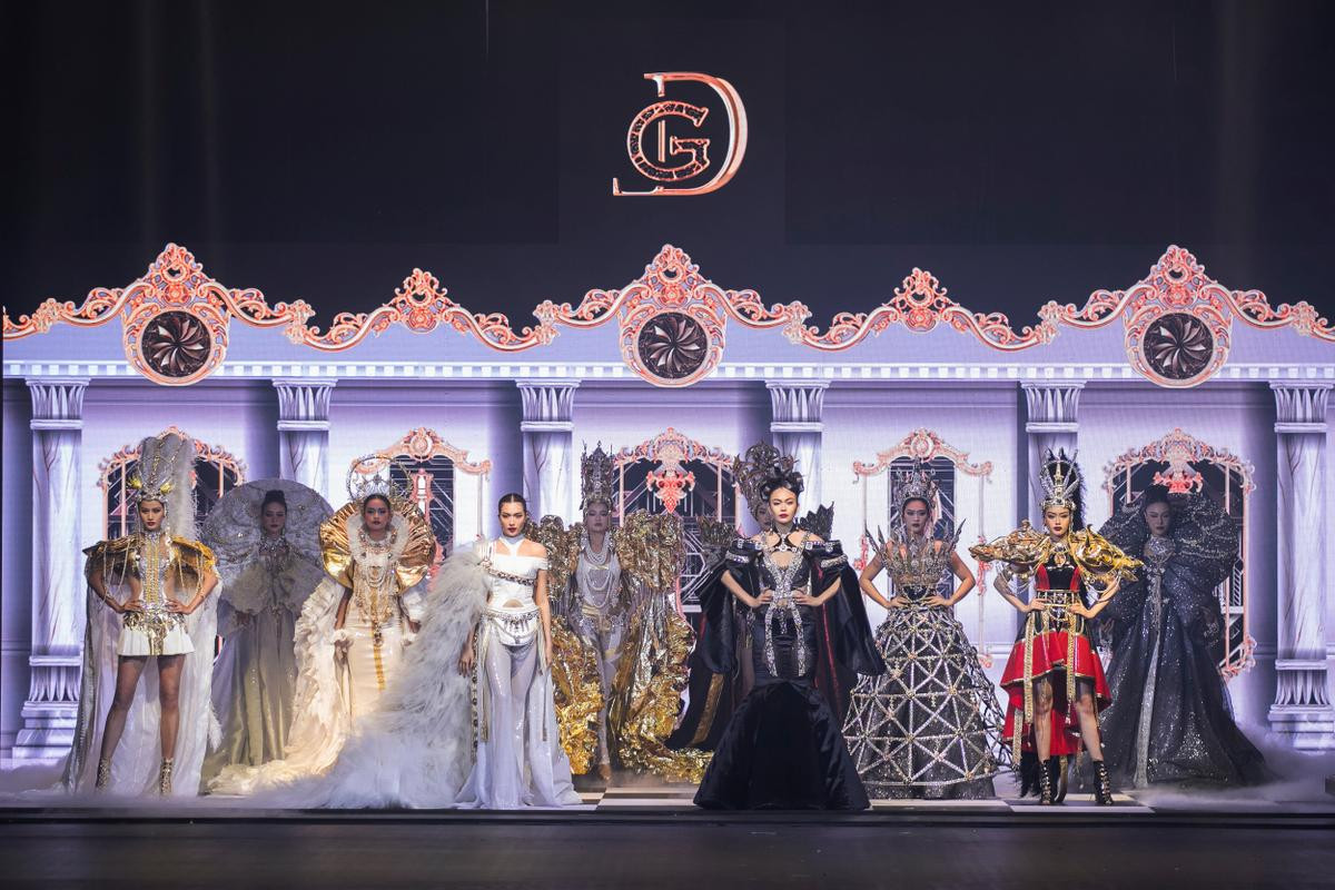 Hai màn trình diẽn đẳng cấp của Vũ Thu Phương: Che mắt, diện đồ rườm rà vẫn catwalk mượt Ảnh 8