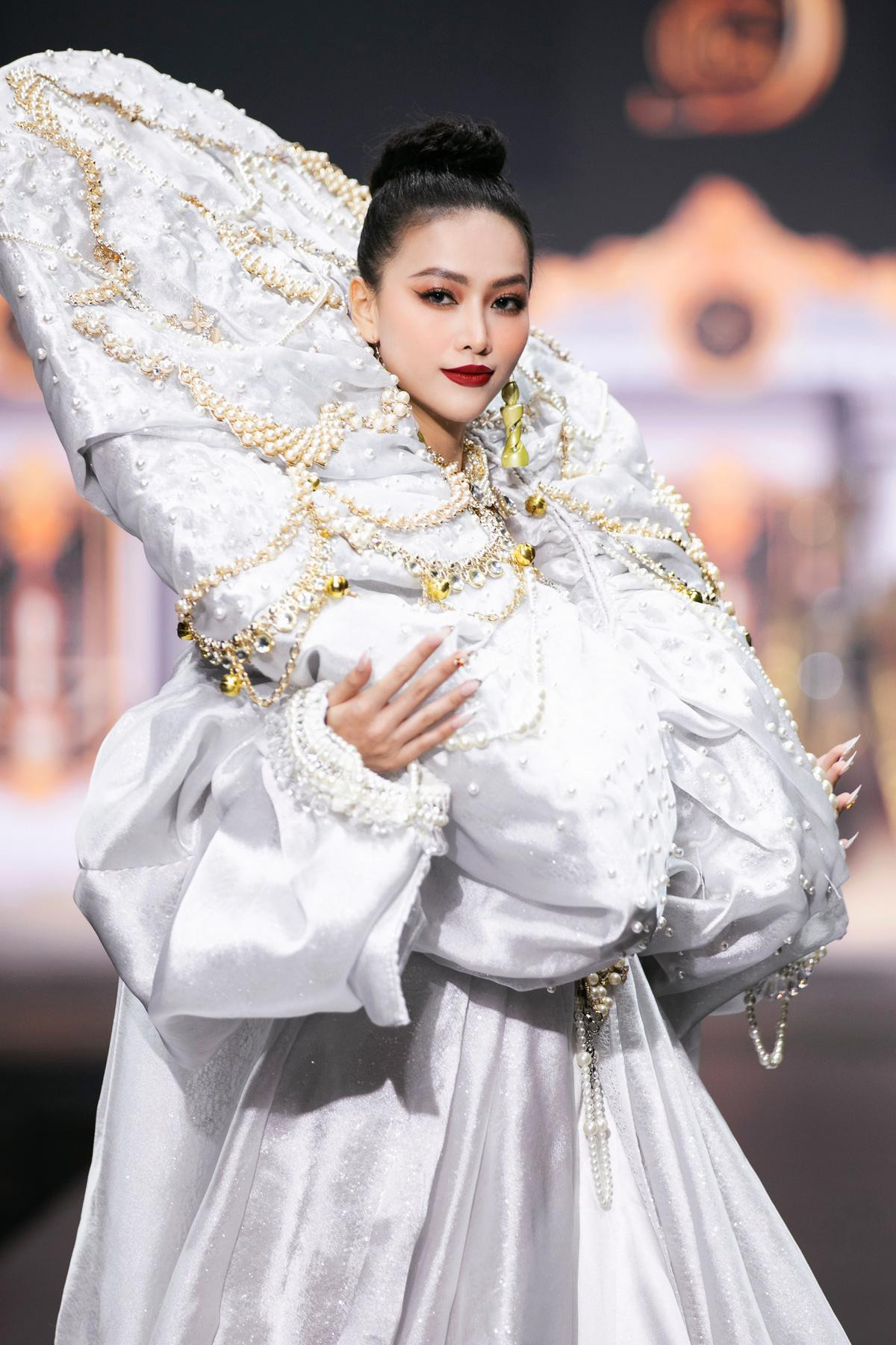 Hai màn trình diẽn đẳng cấp của Vũ Thu Phương: Che mắt, diện đồ rườm rà vẫn catwalk mượt Ảnh 12