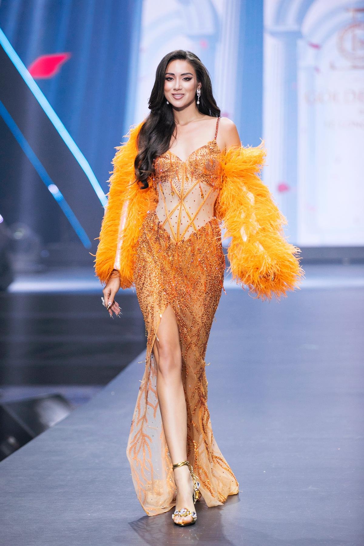 Hai màn trình diẽn đẳng cấp của Vũ Thu Phương: Che mắt, diện đồ rườm rà vẫn catwalk mượt Ảnh 5