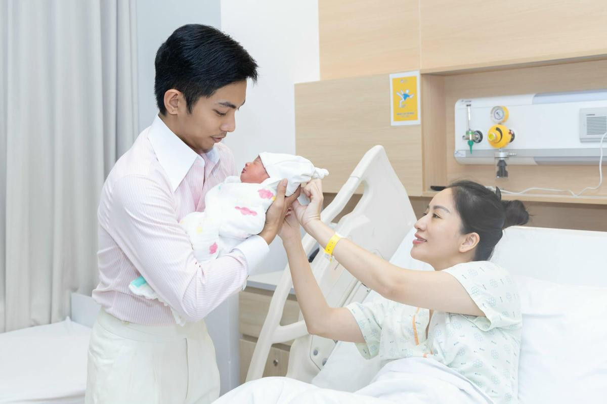 Khánh Thi - Phan Hiển hé lộ thông tin đầu tiên về nhóc tỳ thứ 3 tròn 1 tháng tuổi Ảnh 1