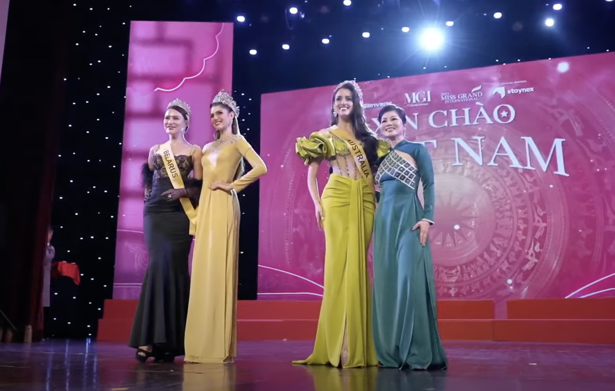 Đương kim Miss Grand International tranh trao sash cho Lê Hoàng Phương Ảnh 1